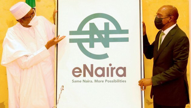 Nigeriaa Präsident Muhammadu Buhari (inks) und Zentralbank-Gouverneur Godwin Emefiele bei der Vorstellung des eNaira in Abuja (Bild: Sunday Aghaeze/Nigeria State House via AP)
