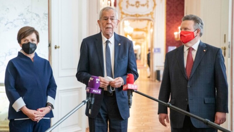 Bundespräsident Alexander Van der Bellen lud mit seiner Frau Doris Schmidauer und Wiens Bürgermeister Michael Ludwig zur Impfung in der Hofburg. (Bild: AP)