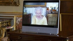 Queen Elizabeth nahm am Dienstag ihren ersten offiziellen Termin nach ihrer Ruhepause wahr - eine virtuelle Audienz mit dem Bodschafter von Korea. (Bild: AP)