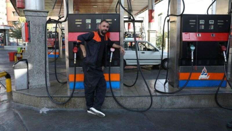 An dieser Tankstelle in Teheran sind die Zapfsäulen außer Betrieb. (Bild: AP)