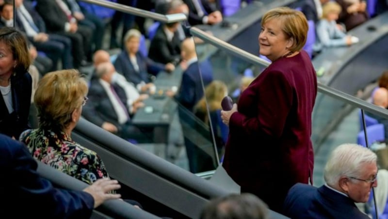 Angela Merkel nicht mehr auf der Regierungsbank, sondern auf der Zuschauertribüne des Bundestags (Bild: AP)