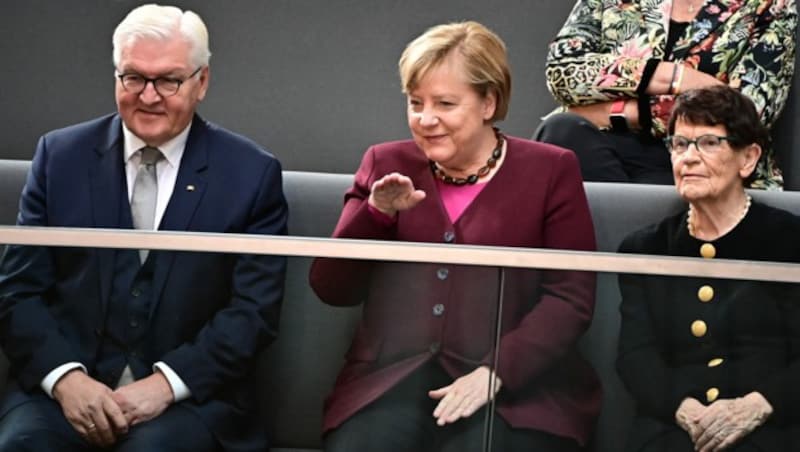 Mit der Entlassungsurkunde folgt die Bitte von Präsident Steinmeier, dass Merkel die Amtsgeschäfte bis zur Vereidigung einer neuen Regierung weiterführt. (Bild: AFP)