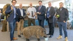 Bei der Eröffnung begrüßte Baumgartner (Dritter von links) nicht nur Vertreter der Stadtpolitik und Wirtschaftskammer, sondern auch Maskottchen Paul, ein Wildschwein-Replik aus dem Bogensport. (Bild: 2021psb/c.kollerics)