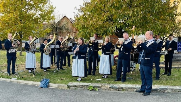 Anlässlich des großen Jubiläums wurde eine eigene Ortschronik verfasst. Die Blasmusikkapelle spielte groß auf. (Bild: Schulter Christian)