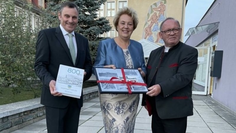 Bürgermeister Johann Weber, Landtagspräsidentin Verena Dunst und Pfarrer Karl Schlögl. (Bild: Schulter Christian)