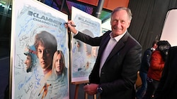 Skistar Franz Klammer unterschreibt das Filmplakat. (Bild: EVELYN HRONEK)