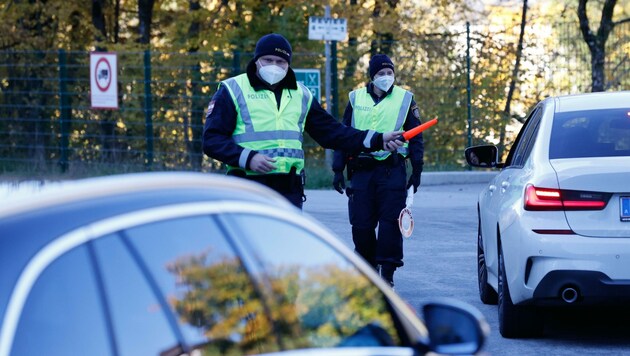 Polizei kontrolliert an den Ortsausfahrten von St. Koloman, Adnet und Annaberg (Bild: Tschepp Markus)