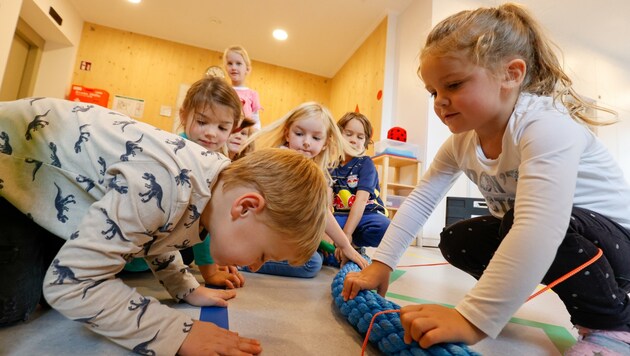 Im Kindergarten Göming gibt es drei Gruppen mit etwa 50 Kindern. Er ist neu im Projekt und setzt neben dem Fokus auf Bewegung auch auf die Förderung der Lebenskompetenz. (Bild: Tschepp Markus)