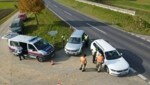 Am Nationalfeiertag starteten im Bezirk Braunau zum bereits dritten Mal die Ausreisekontrollen. Polizei und Bundesheer führen diese durch. (Bild: Scharinger Daniel)