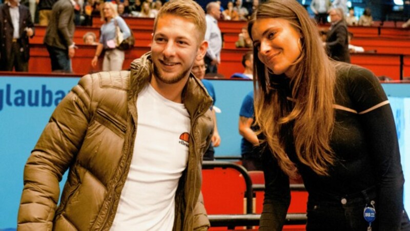 Begehrtes Selfie-Objekt: Sophia Thomalla war in der Stadthalle auch als Nebendarstellerin gefragt. (Bild: Mario Urbantschitsch)