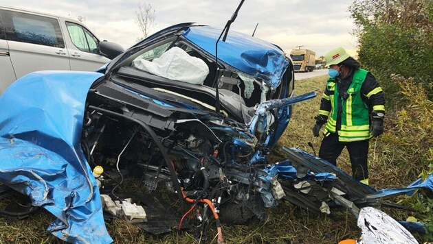 Die 58-jährige Fahrerin des Renault Zoe hatte keine Chance - sie erlag noch an der Unfallstelle ihren Verletzungen. (Bild: Feuerwehr Markdorf)