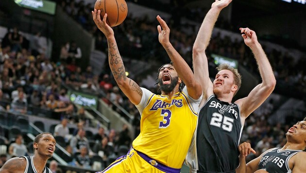 Jakob Pöltl (re.) im Duell mit Anthony Davis von den LA Lakres (Bild: APA/Getty Images via AFP/GETTY IMAGES/Ronald Cortes)