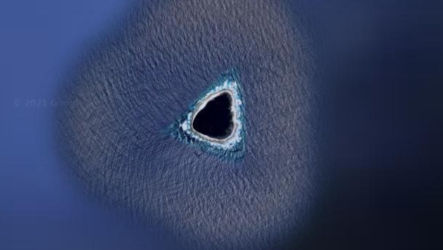 Im Netz ist ein User auf das winzige Atoll aufmerksam geworden, das wie ein „riesiger Abfluss“ aussieht. (Bild: Screenshot Google Maps)