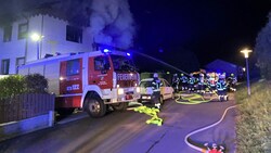 Nach dem Messerattentat setzte der Tatverdächtige das Haus der Mutter in Brand. (Bild: FF Treffling)