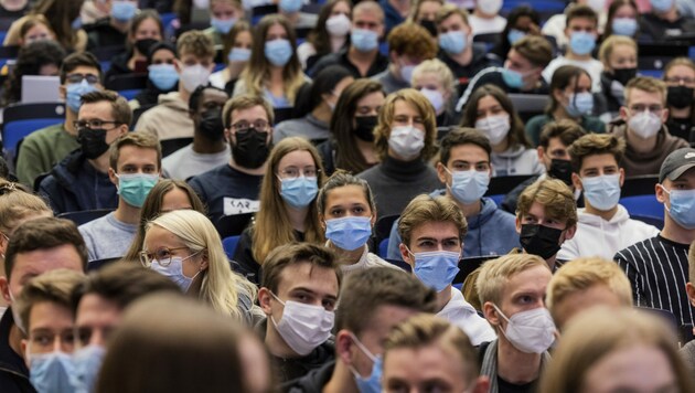 Studenten in Deutschland mit Mund-Nasen-Schutz an der Westfälischen Wilhelms-Universität in Münster (Bild: AP)