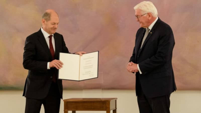 Am Dienstagabend wurde Olaf Scholz im Schloss Bellevue von Bundespräsident Frank-Walter Steinmeier als Mitglied der schwarz-roten Bundesregierung offiziell entlassen. Schon im Dezember könnte der als Kanzler vereidigt werden. (Bild: AFP)