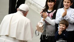 Papst Franziskus ist dafür bekannt, den Kontakt zu Gläubigen nicht zu scheuen. (Bild: APA/AFP/Filippo MONTEFORTE)