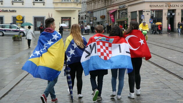 Bosnien-Herzegowina, Kroatien und Türkei einträchtig auf dem Linzer Hauptplatz: Meistens funktioniert das Zusammenleben auch unter Zuwanderern verschiedener Nationen in unserem Bundesland gut, natürlich gibt es aber auch Probleme. (Bild: Werner Pöchinger)