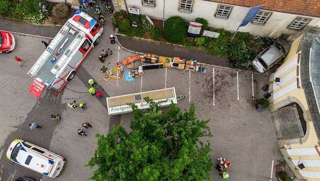 Nachdem der 86-Jährige mit seinem SUV in die Menschenansammlung gekracht war, mussten sich Dutzende Einsatzkräfte um die Verletzten, aber auch um die geschockten Unfallzeugen kümmern. (Bild: Kerschbaummayr Werner)