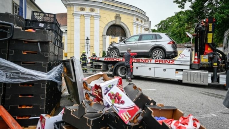 Aufräumarbeiten vor der ehrwürdigen Stiftsfassade (Bild: Alexander Schwarzl)