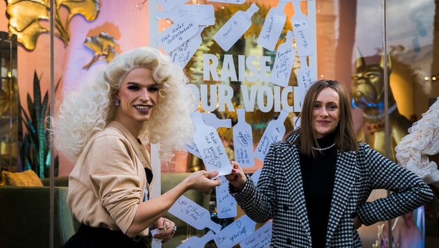Drag-Queen Tamara Mascara mit Pernod Ricard Marketingleitung Andreea Munteanu vor dem KARE Cityhaus (Bild: Ricardo Hackl)