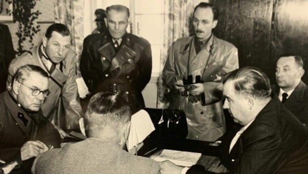 Sitzung im Zollhaus in Nickelsdorf: Angespannt war die Stimmung während der Ungarn-Krise im Oktober 1956. (Bild: Archiv Alfred Nagl)
