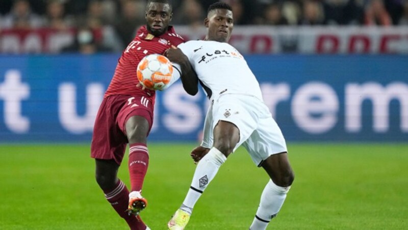 Dayot Upamecano (li.) im Duell mit Breel Embolo (Bild: AP)