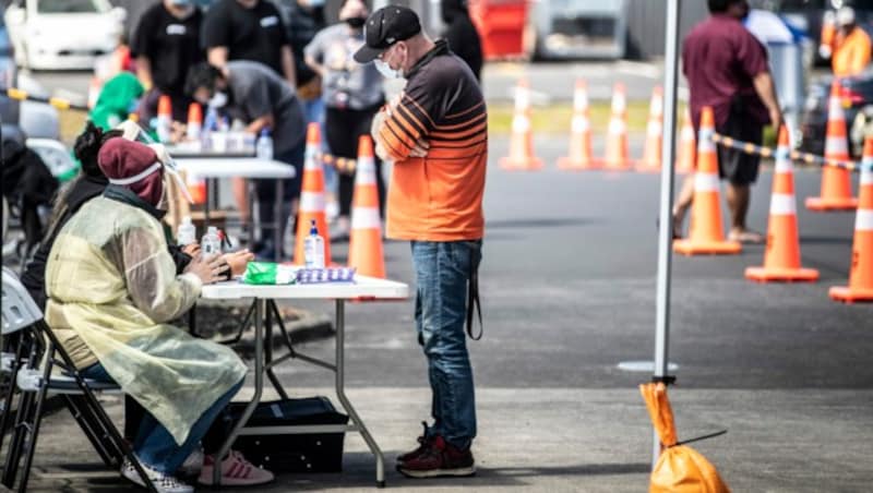 Eine Pop-Up-Impfstraße in Auckland, Neuseeland. Der Inselstaat hat das ambitionierte Ziel, 90 Prozent der Bevölkerung zu immunisieren. (Bild: AP)