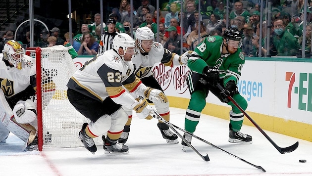 Michael Raffl (re.) (Bild: APA/Getty Images via AFP/GETTY IMAGES/TOM PENNINGTON)