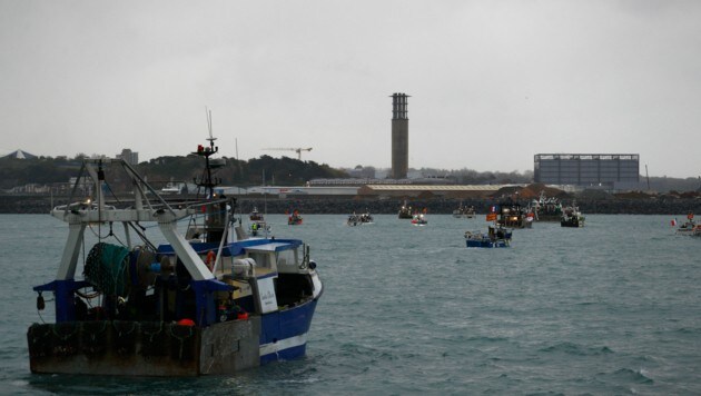 Frankreich hat am Donnerstag einen britischen Kutter festgesetzt. Das Boot war ohne Lizenz in französischen Gewässern unterwegs. (Bild: AFP)