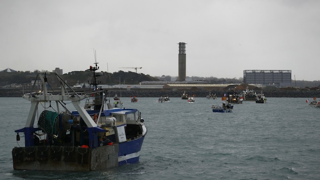 Frankreich hat am Donnerstag einen britischen Kutter festgesetzt. Das Boot war ohne Lizenz in französischen Gewässern unterwegs. (Bild: AFP)