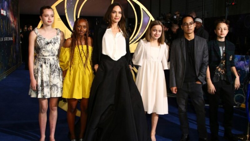 Angelina Jolie mit ihren Kindern bei der „Eternals“-Premiere in London. Tochter Shiloh trug ein Dior-Kleid aus Mamas Couture-Kleiderschrank. (Bild: Invision)