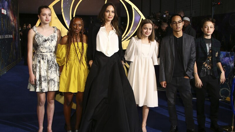 Angelina Jolie with her children at a film premiere in 2021 (Bild: Invision)