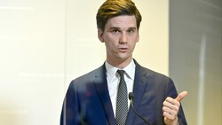 NEOS-Generalsekretär Douglas Hoyos holte am Donnerstag zum Rundumschlag gegen die „strukturelle Korruption“ in der ÖVP aus. (Bild: APA/HERBERT NEUBAUER)