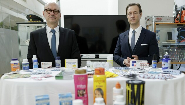 v.l.: Zollexperte des BMF, Gerhard Marosi, und Finanzminister Gernot Blümel (ÖVP) (Bild: BMF)