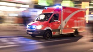 Die Berliner Feuerwehr entdeckte einen erheblich verletzten Mann in der Brandwohnung.  