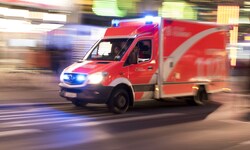 Die Berliner Feuerwehr entdeckte einen erheblich verletzten Mann in der Brandwohnung.  