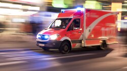 Die Berliner Feuerwehr entdeckte einen erheblich verletzten Mann in der Brandwohnung.  