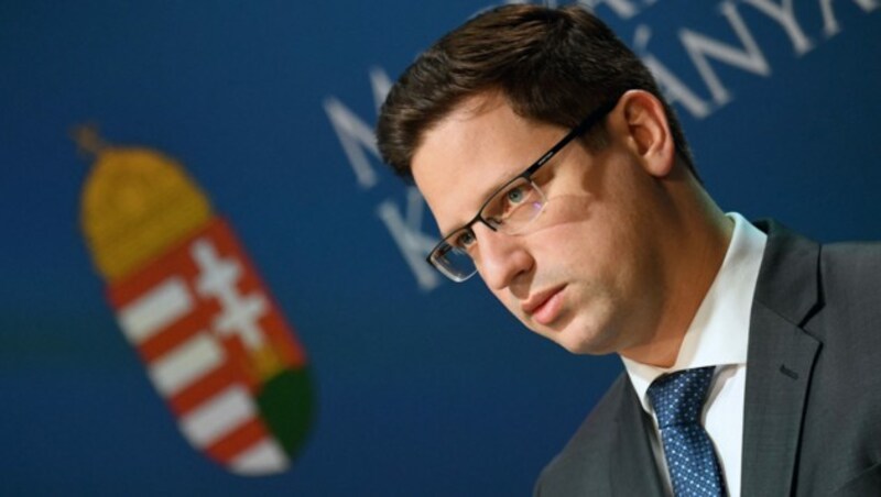 Nach einem recht entspannten Corona-Sommer schlägt Kanzleramtsinister Gergely Gulyas nun schärfere Töne an. (Bild: AFP/ATTILA KISBENEDEK)