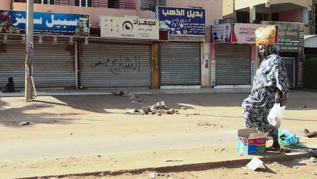 Bei Ausbrüchen im Sudan wurden unter anderem Geschäfte geplündert und Häuser in Brand gesteckt. (Bild: AFP)