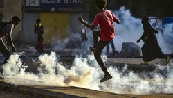 Polizeikräfte setzen Tränengas ein, um die Gewalt auf den Straßen einzudämmen. (Bild: AFP)