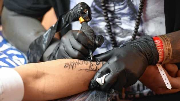 In Thailand hat er sich das erste Tattoo stechen lassen (Bild: Wolfgang Spitzbart ;)