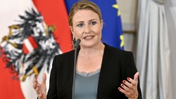 Integrationsministerin Susanne Raab (ÖVP) übte scharfe Kritik an der Kopftuch-Kampagne des Europarats. Nach Protesten wurde die Kampagne vorübergehend eingestellt. (Bild: APA/HERBERT NEUBAUER)