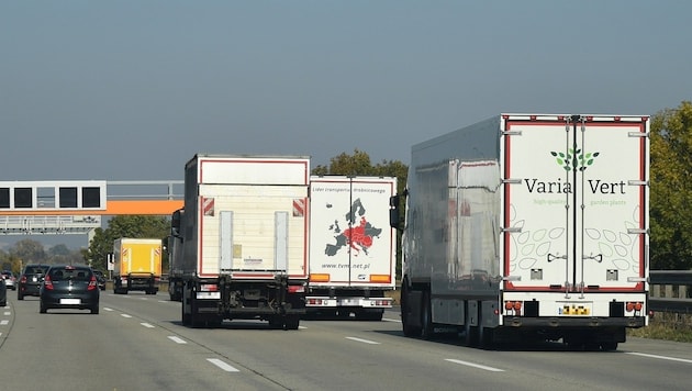 Heavy goods traffic generates 1.7 billion euros in toll revenue. (Bild: P. Huber)