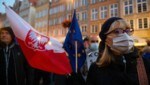 Zahlreiche Menschen in Polen demonstrierten in den letzten Wochen gegen die Justizpläne der eigenen Regierung - diese zeigte sich nach wie vor nicht sonderlich gesprächsbereit. (Bild: AFP/MATEUSZ SLODKOWSKI)