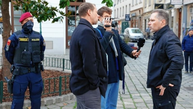 Auf den Spuren des Terrors in der Wiener City mit WEGA-Chef Ernst Albrecht (re.) (Bild: Klemens Groh)