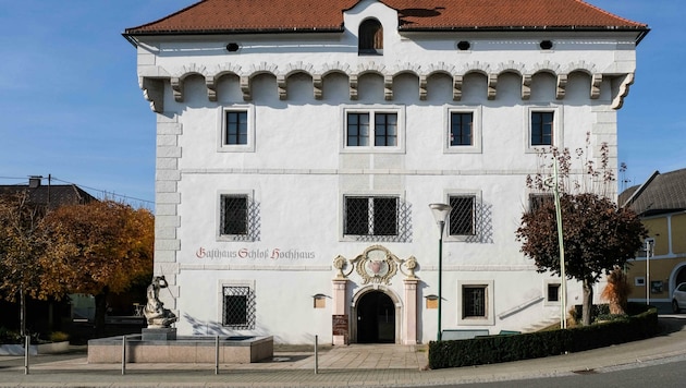 Vor vielen Jahren war in Vorchdorf die Post auch im Schloss Hochhaus untergebracht. (Bild: Einöder Horst)