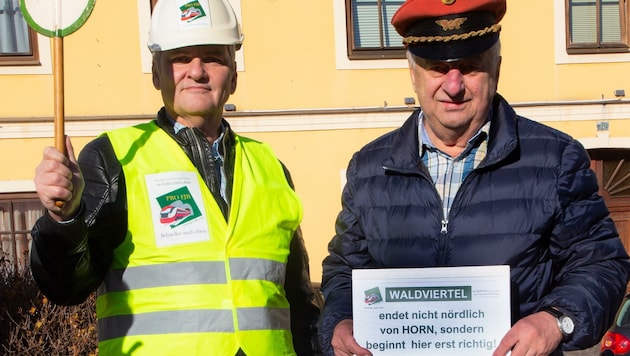 Bahn-Aktivist Gerald Hohenbichler (links) mit Gleichgesinnten bei der Klimademo am Stadtplatz in Gmünd. (Bild: claus)