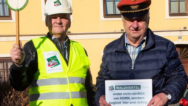 Bahn-Aktivist Gerald Hohenbichler (links) mit Gleichgesinnten bei der Klimademo am Stadtplatz in Gmünd. (Bild: claus)