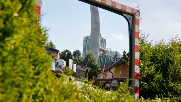 Pause seit Anfang Juni: Aus dem Turm der Firma AustroCel strömt immer noch kein Dampf (Bild: Tschepp Markus)